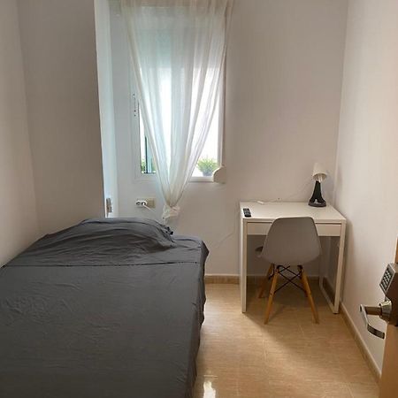 Single Room In My Apartment At The Beach Valencia Bagian luar foto