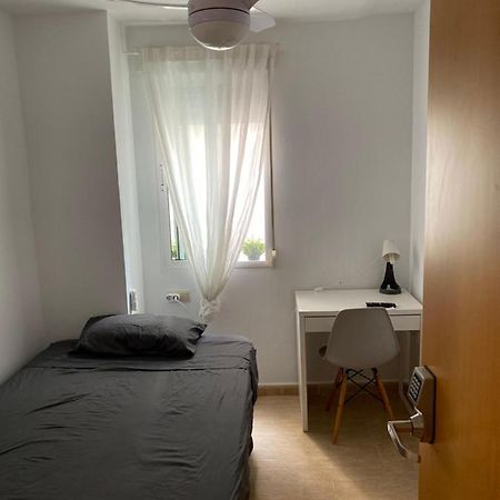Single Room In My Apartment At The Beach Valencia Bagian luar foto