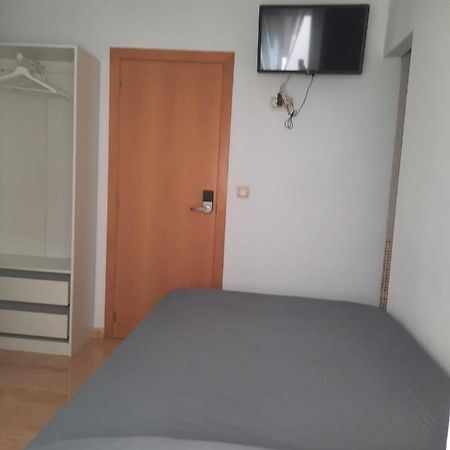 Single Room In My Apartment At The Beach Valencia Bagian luar foto