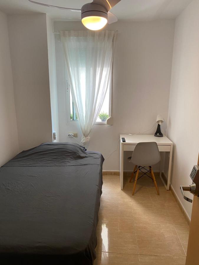 Single Room In My Apartment At The Beach Valencia Bagian luar foto