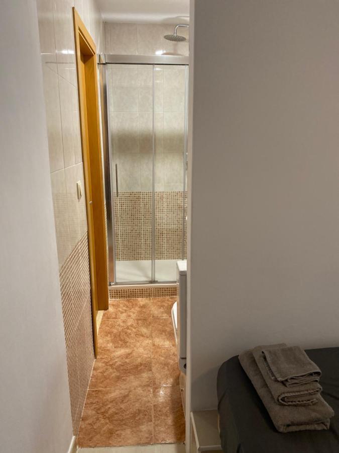 Single Room In My Apartment At The Beach Valencia Bagian luar foto