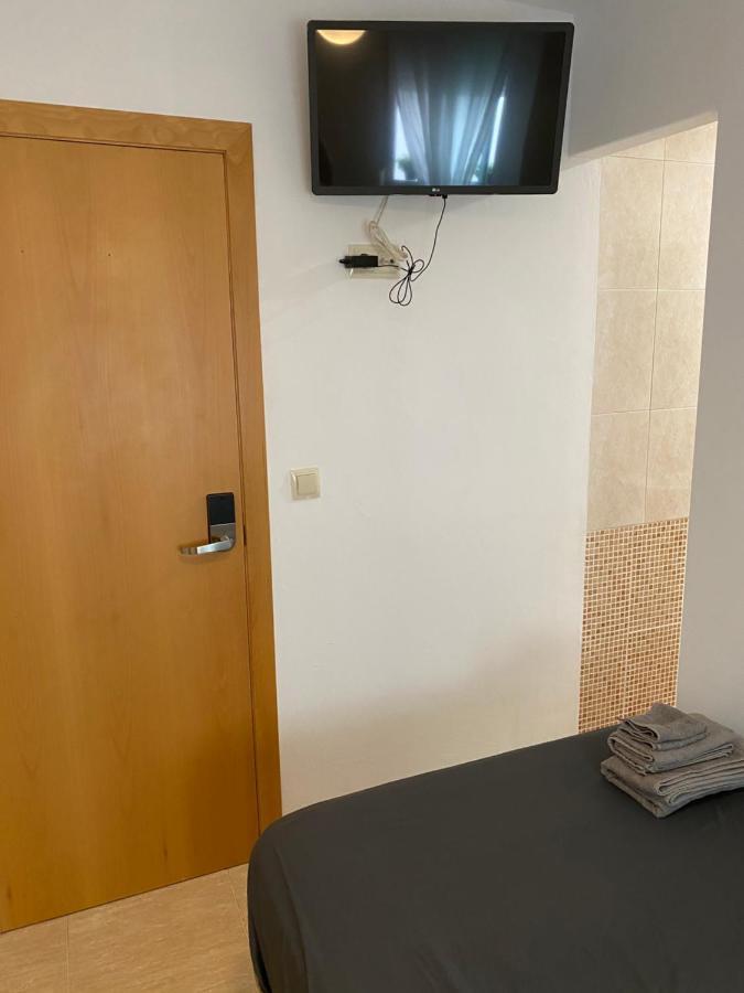 Single Room In My Apartment At The Beach Valencia Bagian luar foto