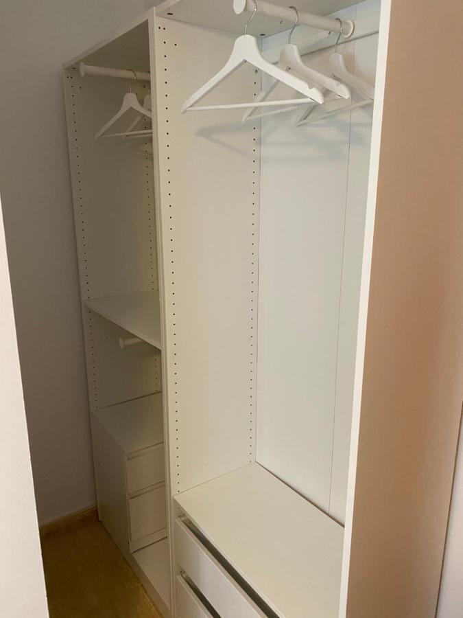 Single Room In My Apartment At The Beach Valencia Bagian luar foto