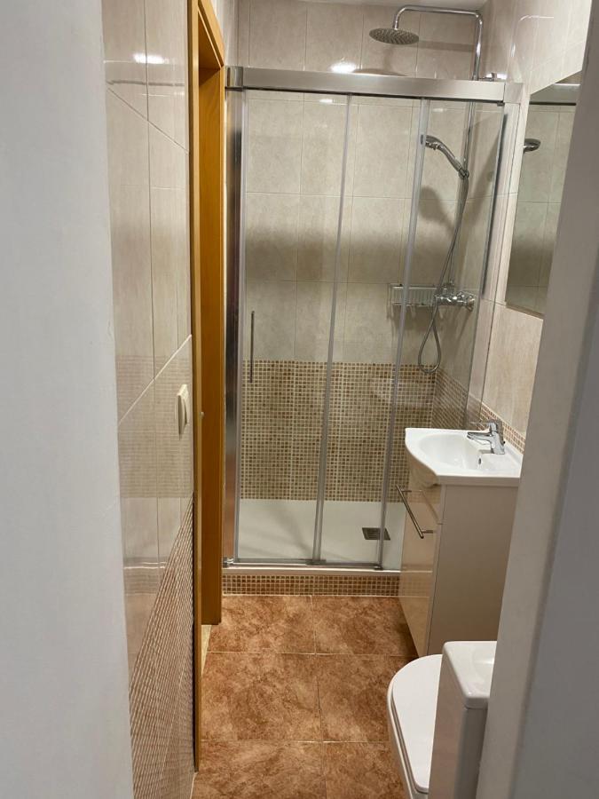 Single Room In My Apartment At The Beach Valencia Bagian luar foto