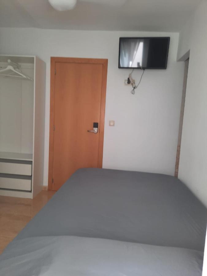 Single Room In My Apartment At The Beach Valencia Bagian luar foto