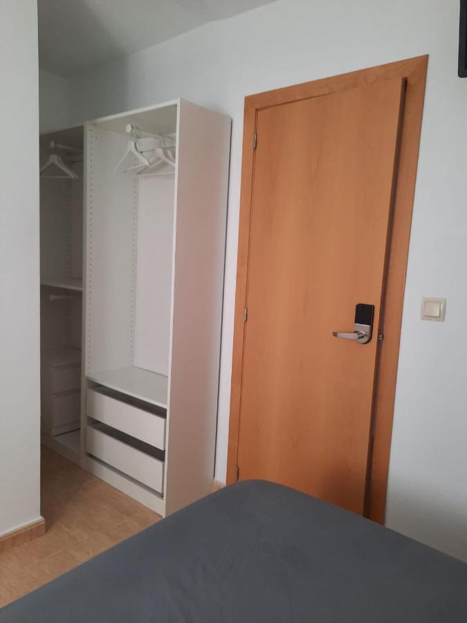 Single Room In My Apartment At The Beach Valencia Bagian luar foto